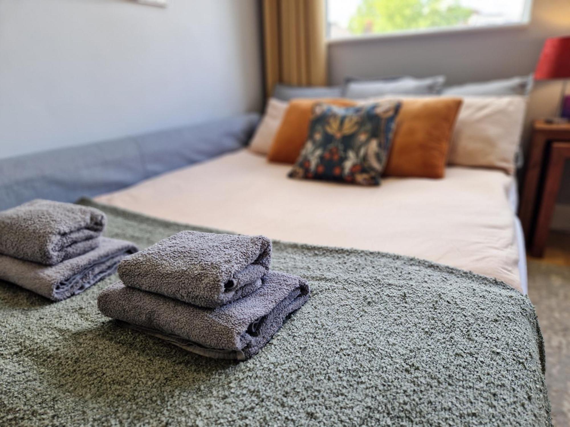 1-Bed Apartment, Close To Kensington Olympia With Free Wi-Fi & Netflix London Exterior foto